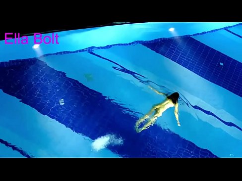 ❤️ मी पाहणे थांबवू शकत नाही, तरुण गोरा ELLA BOLT रिसॉर्ट पूलमध्ये नग्न पोहताना पकडला गेला ❤️  आमच्याकडे mr.hentaisaturn.ru ❌️❤